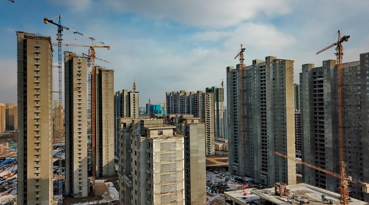 今年前8个月，地方政府卖地收入只剩1.38万亿元，同比掉了近30%。过去那种一