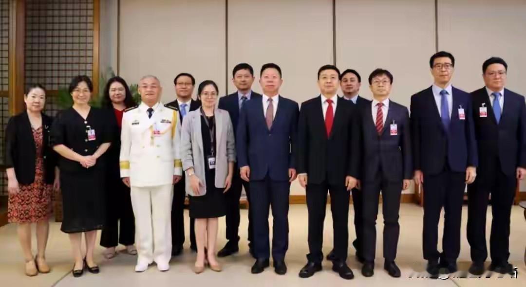 马科斯喊停已晚！菲先挑衅反叫中国冷静，16名反华官员遭精准反制南海风波再起