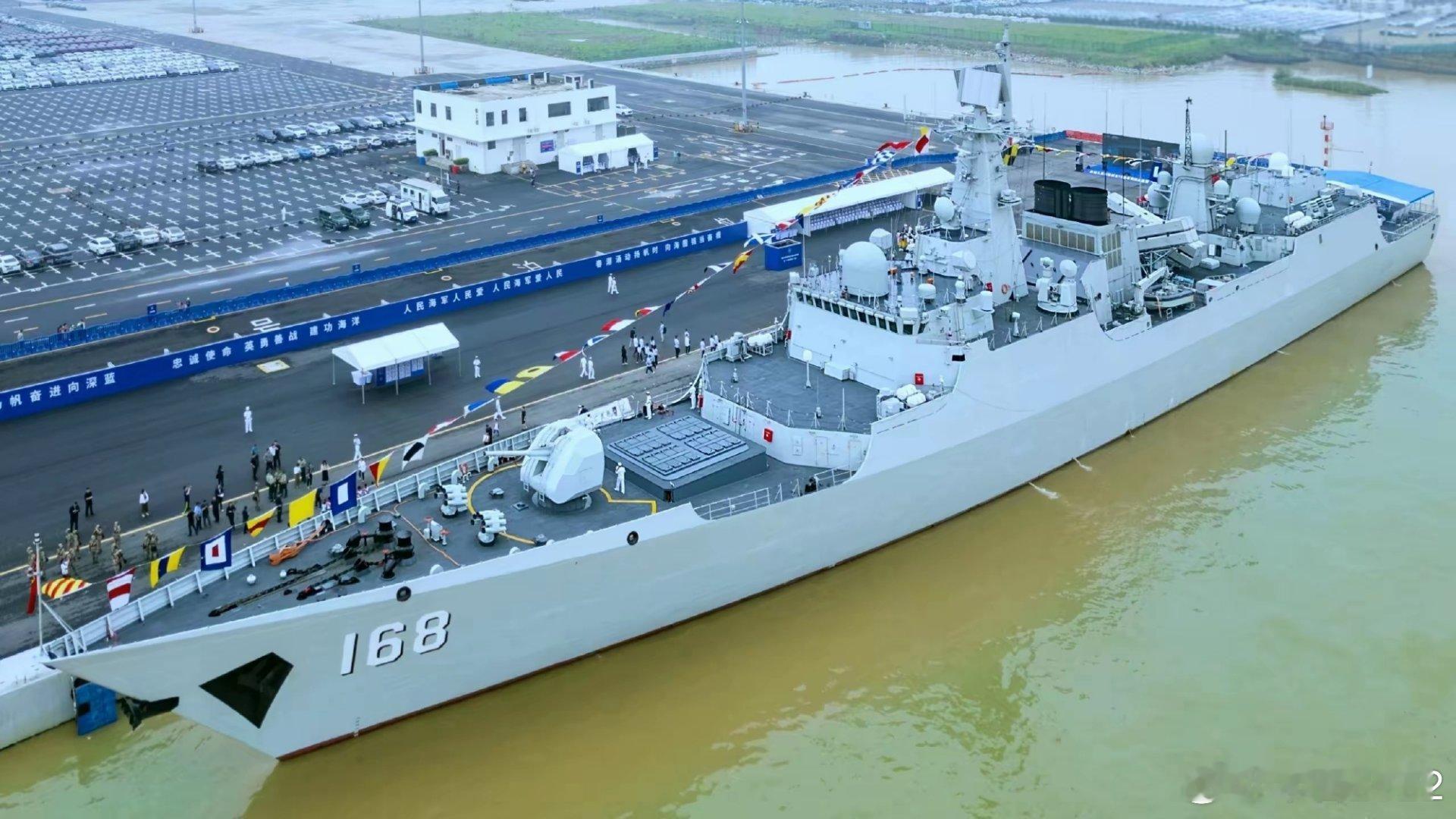 052B美图舰桥前面平台可以放俩集装箱了！自从有了集装箱，可以想象的空间更大了。