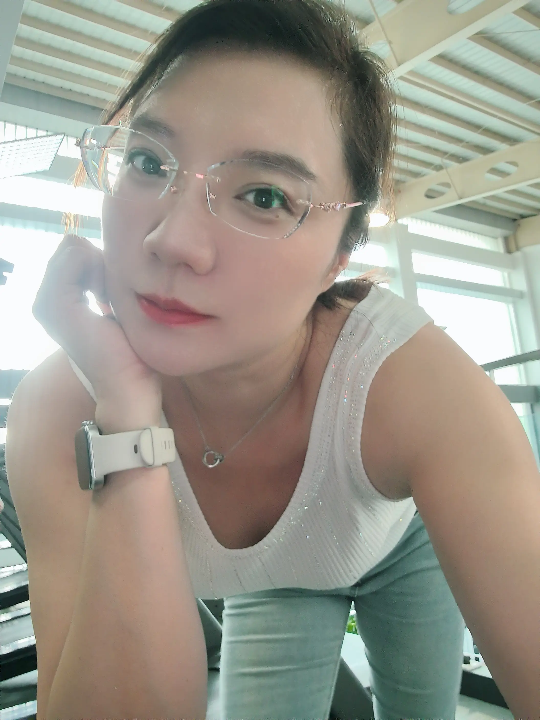 下班后姐姐在这混！牛仔裤👖健身有点热🥵