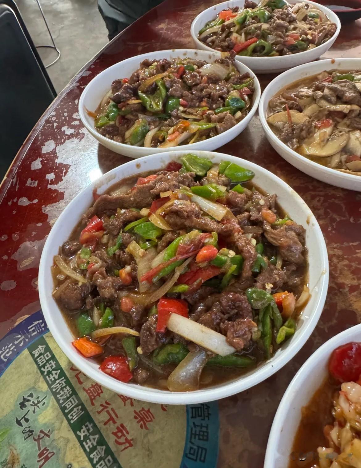 开了近四十年到饭点依旧是人头攒动，等位那都是家常便饭的事，过油肉、圆菇肉菜炒的锅