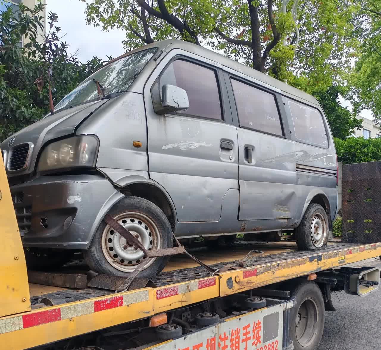 跟着我十几年的面包车，东风小康的，今天卖废品了，6000块买的，一共就开了两次，