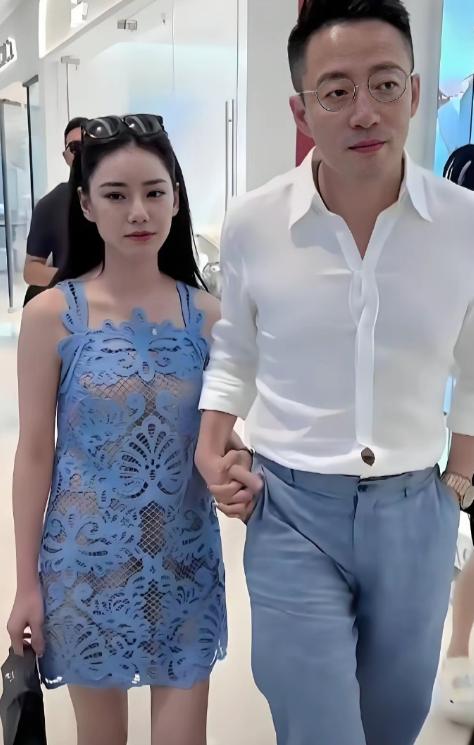 44岁的汪小菲自嘲岁数大，眼皮耷拉，57岁具俊晔不服老，带墨镜耍酷。两人的年龄