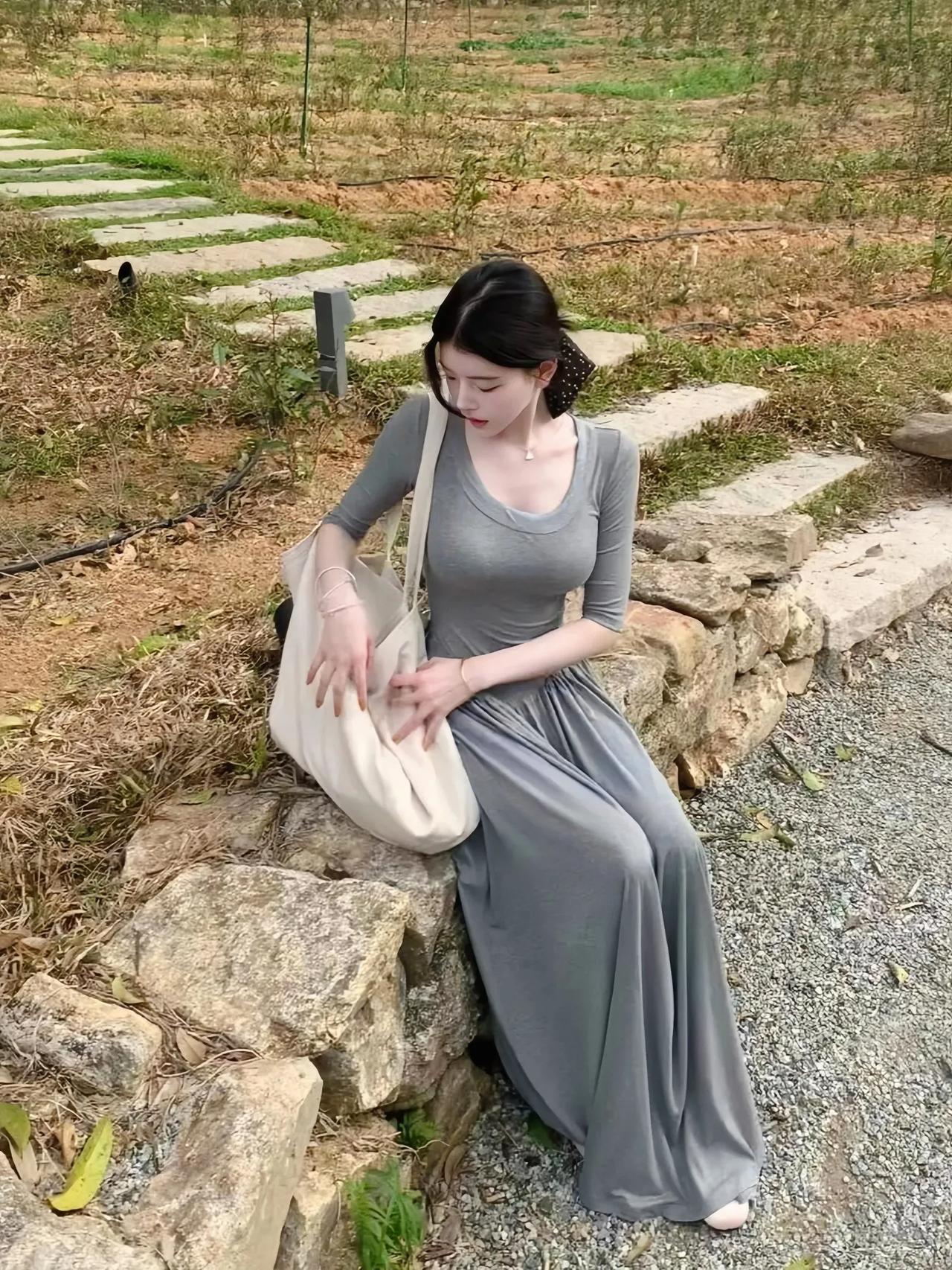 上联：小径通幽，石上佳人留倩影下联：繁林映秀，灰裳素袂衬清颜对联对对联飞花