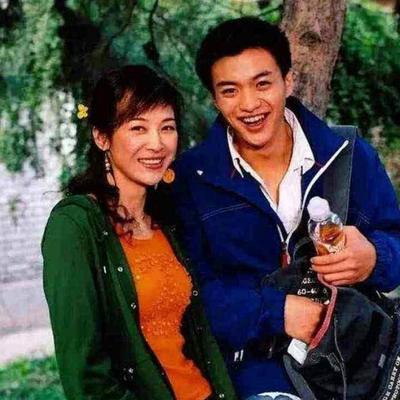 2011年，身家50亿的温州首富周旭辉，背着原配老婆，看上了演李云龙老婆的童蕾。