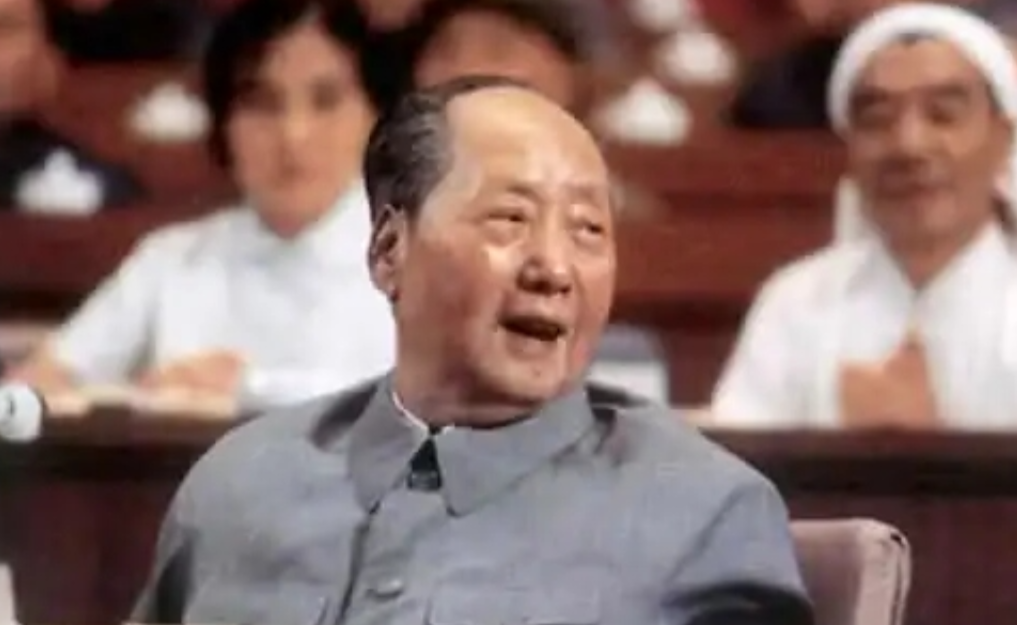1981年，有人想动手否定毛主席，胡乔木提出不再称“毛主席”，改叫“毛泽东”，但