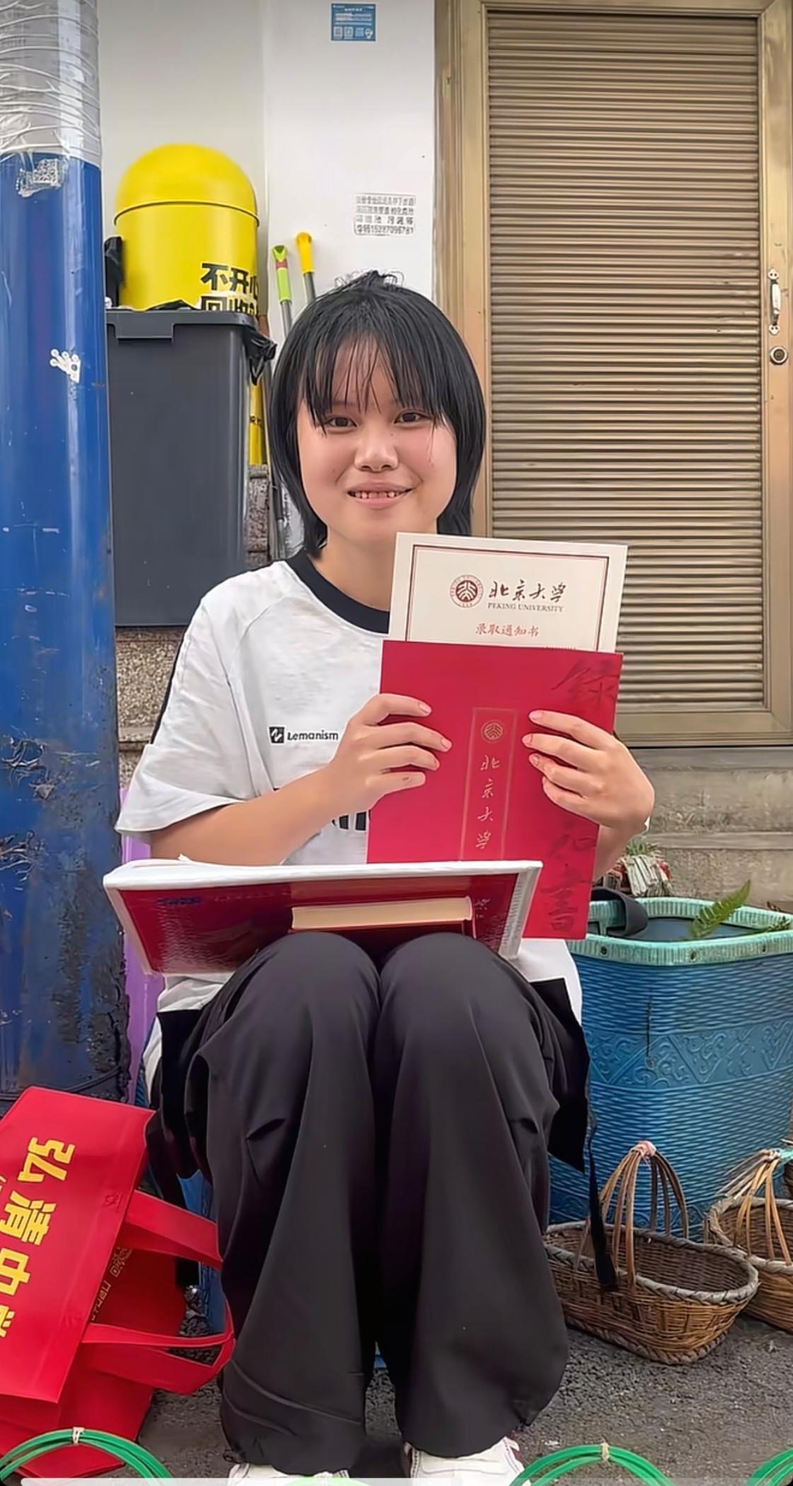 19岁云南女孩靠残疾父亲擦皮鞋供她读书，今年高考考了674分，当她在集上卖蘑菇时