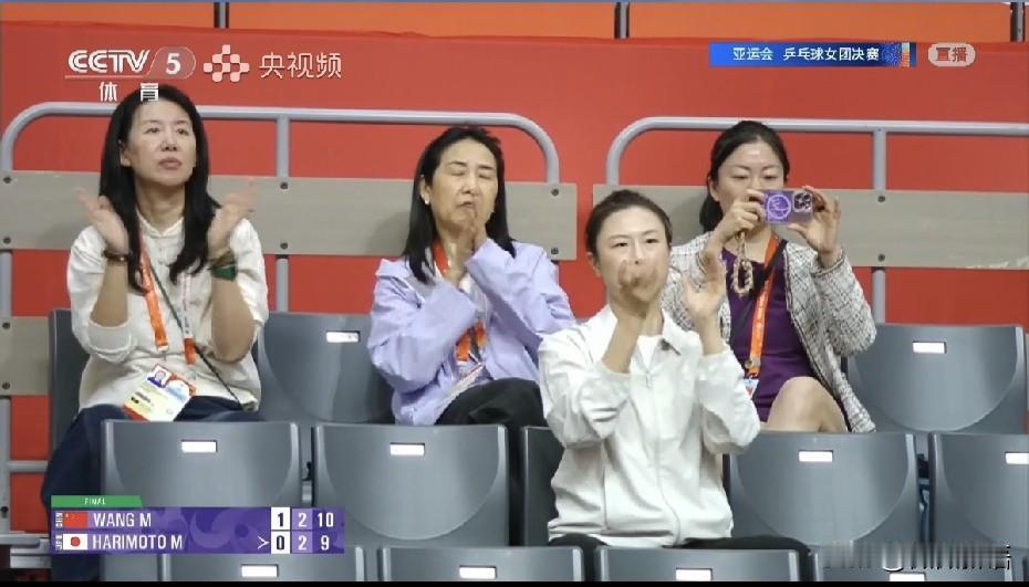 原来今晚丁宁给女团冠军颁奖呢。中国女团和日本女团的决赛，就看到丁宁在现场观赛，