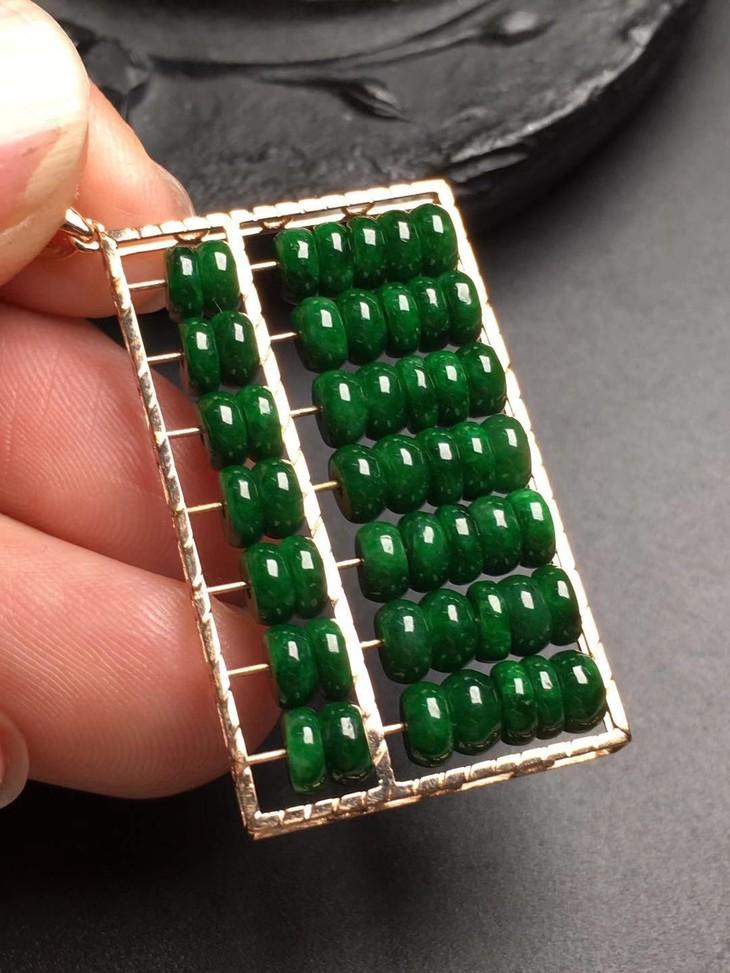 聊聊翡翠算盘翡翠算盘寓意丰富。古代，算盘是算账工具，象征精打细算
