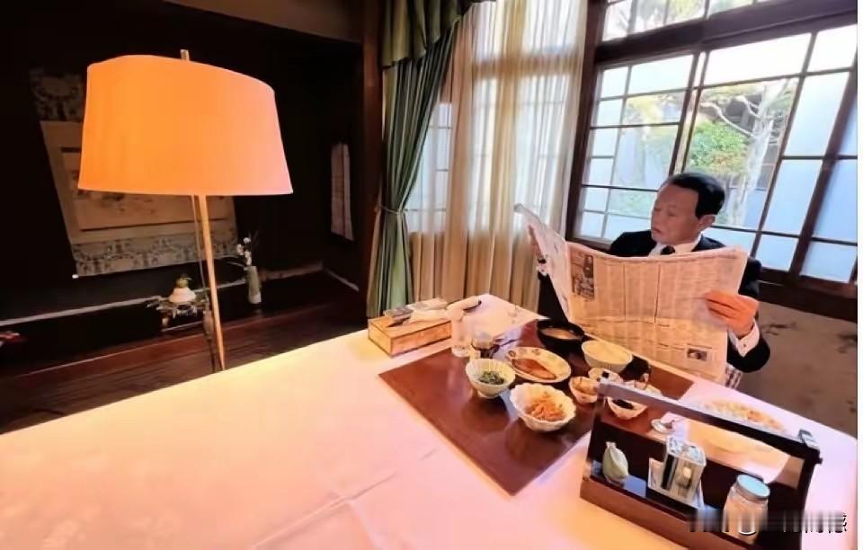 麻生吃饭，与众不同，他这应该是自己一个人就餐，不知道这是在家里还是在餐厅，还是在