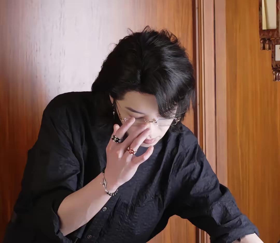 生活中的华晨宇比舞台上的样子还好看还帅气，斯斯文文的，妥妥的帅哥一枚。没想到