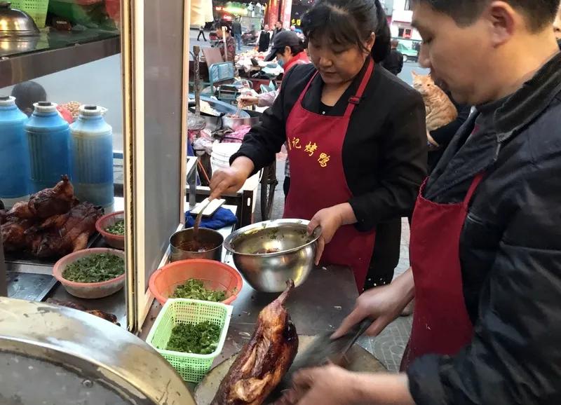 唐河卤羊肉真不实在，感觉食客都被当成傻子了。卤好的羊肉始终泡在卤汤里，售卖称重时