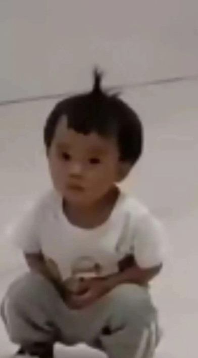 可怜巴巴，妈妈去世被推往火葬场，二岁的儿子也要跟着去，到了火葬场后，爸爸告诉儿子