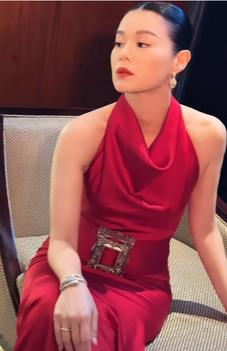 45岁的胡杏儿越来越有气质了，这样好状态，美丽迷人。港星气质真的从骨子里散发出