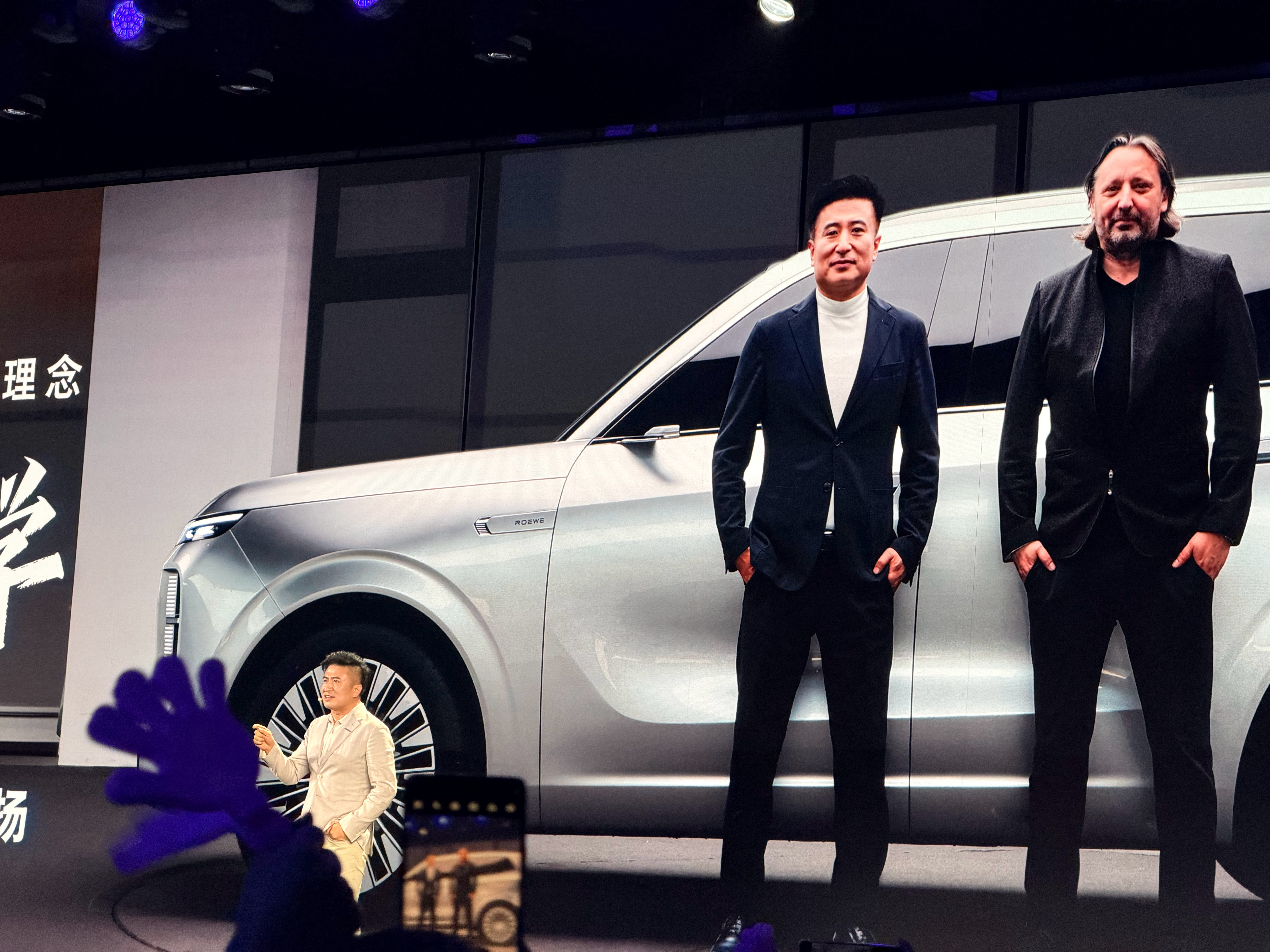 邵大师讲设计故事很棒啊，我很喜欢09的姿态比例，跟附近的媒体聊天，大家都觉得站姿