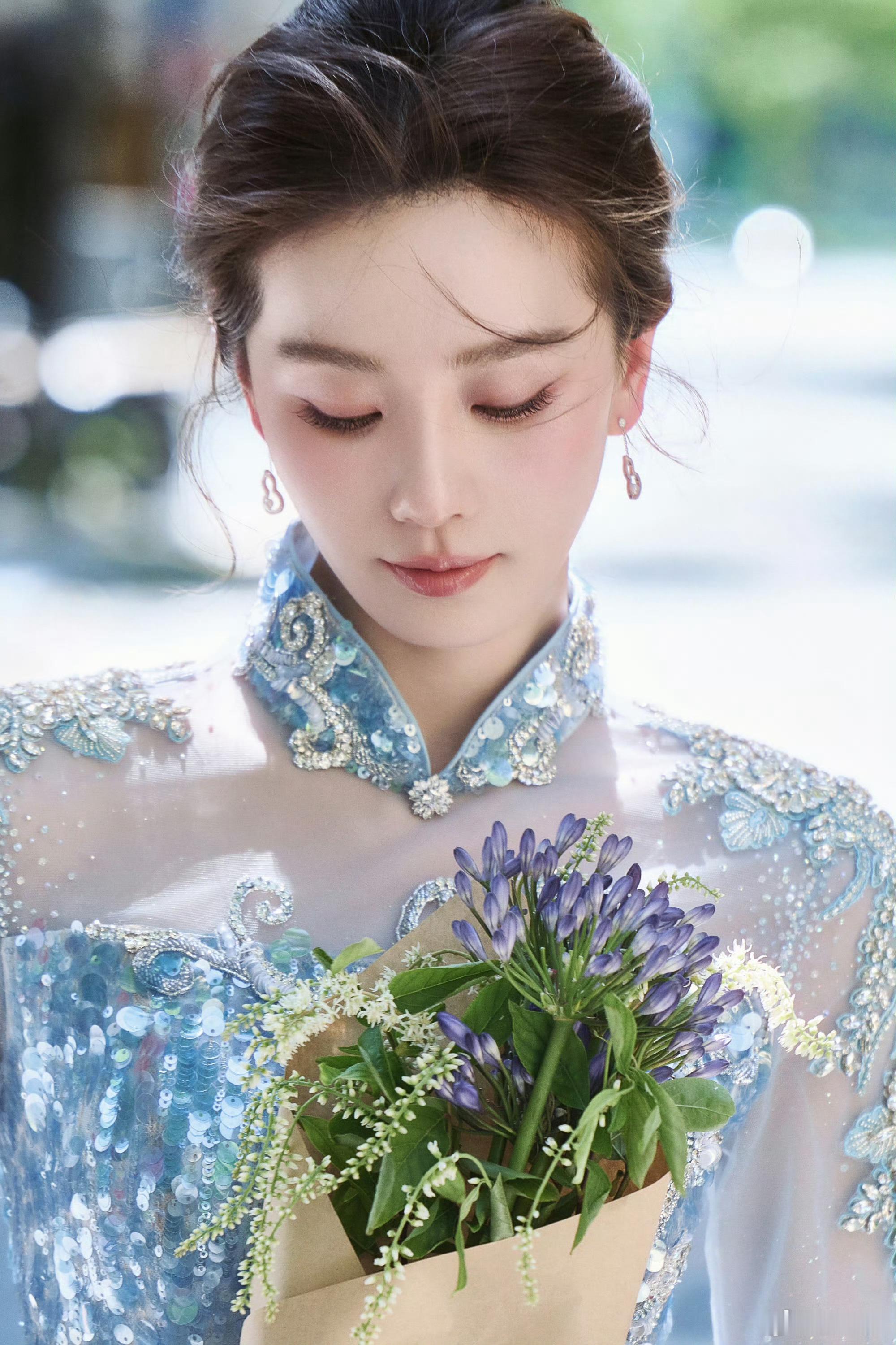 原来刘诗诗这个妆容叫“高温红韵妆”🤣肯定过不了多久就会出同款。笑不活了家人们?