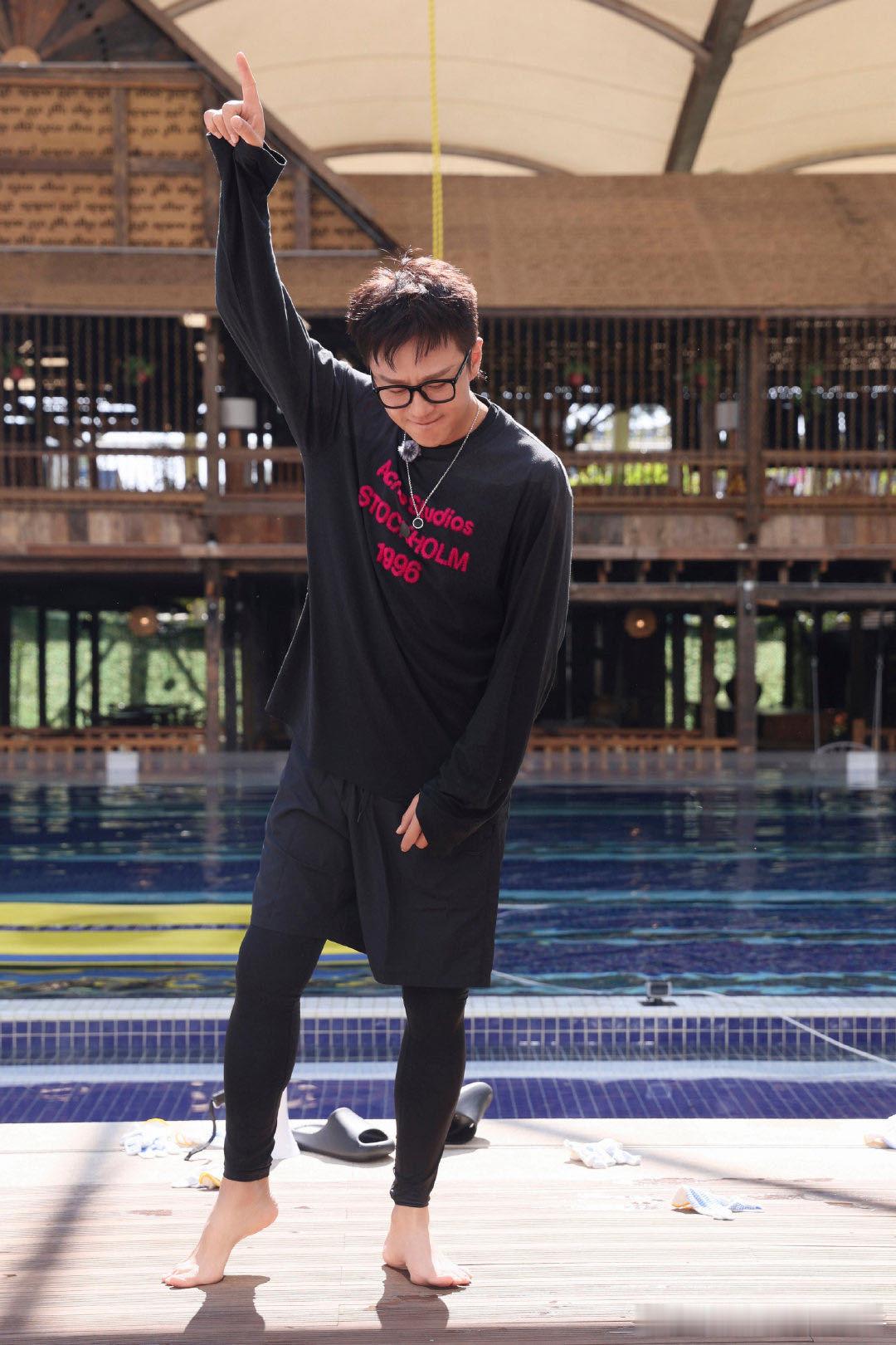 邓超这波操作，让“鹿晗仿妆”难度直接升级。以后谁再说化妆能换头，就把超哥这张图甩