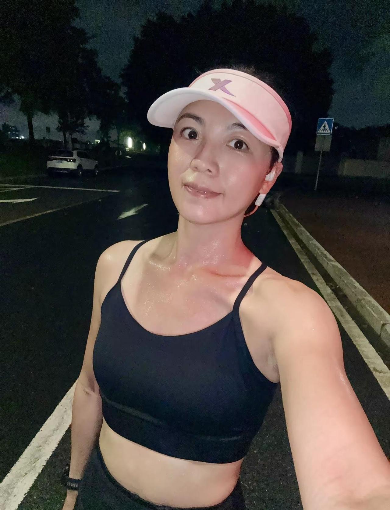 跑步打卡15公里。新的一月也是新的一岁，冒着雨也给自己来了场快乐的奔跑。8月跑