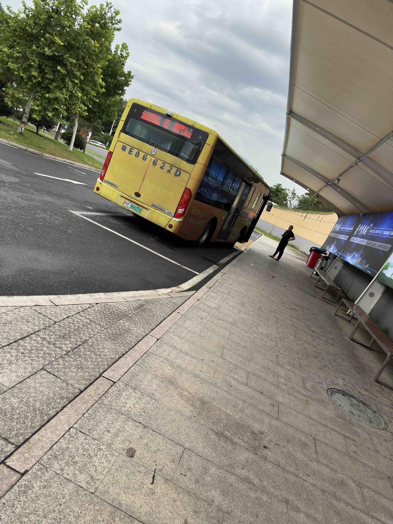 高铁站，一下火车，在出站口，滴滴司机师傅蜂拥而至招揽客人：“坐我的车吧！”“坐我