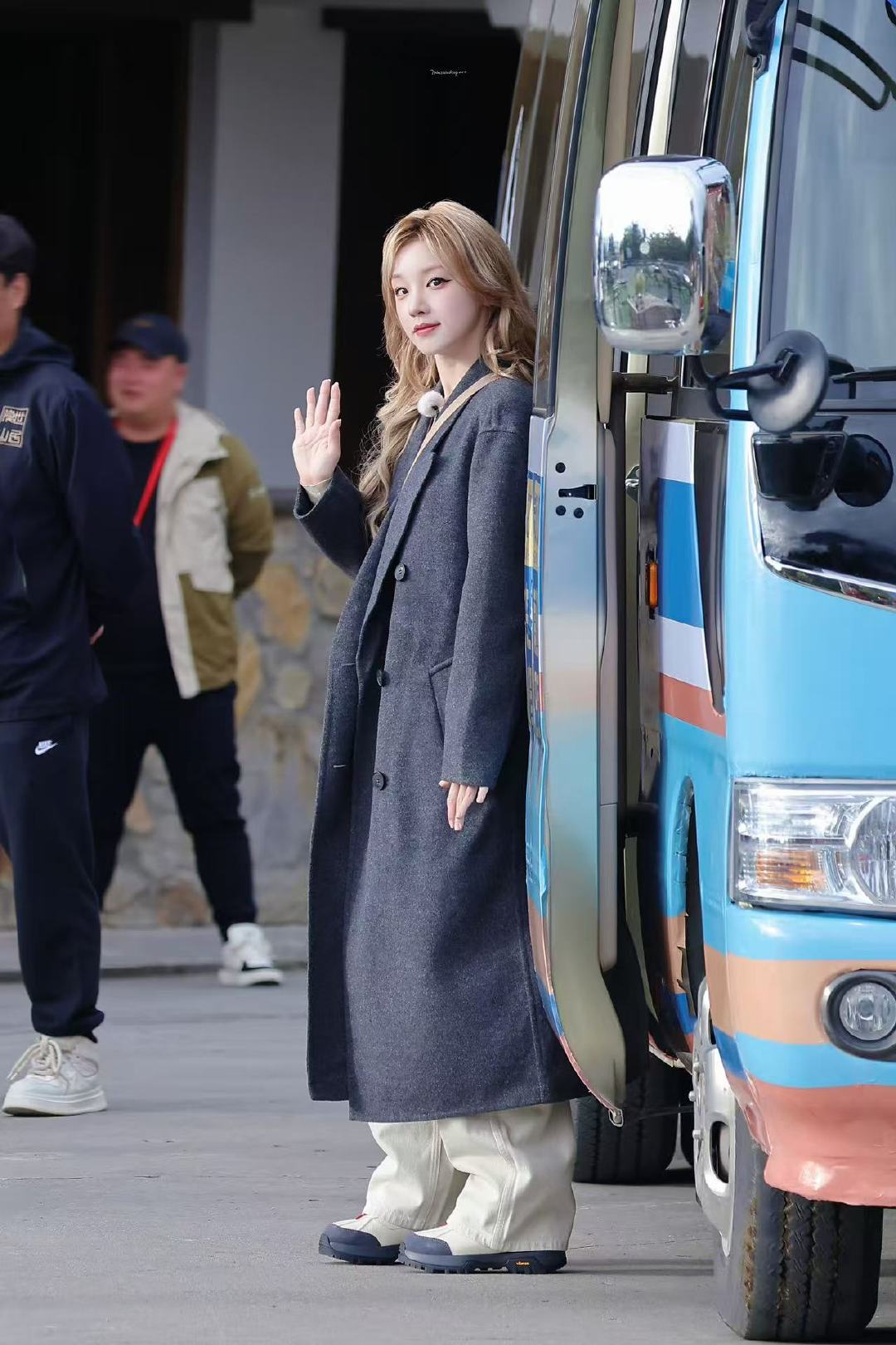 宋雨琦灰色大衣造型宋雨琦奔跑吧灰色大衣造型这套也太女神了吧！