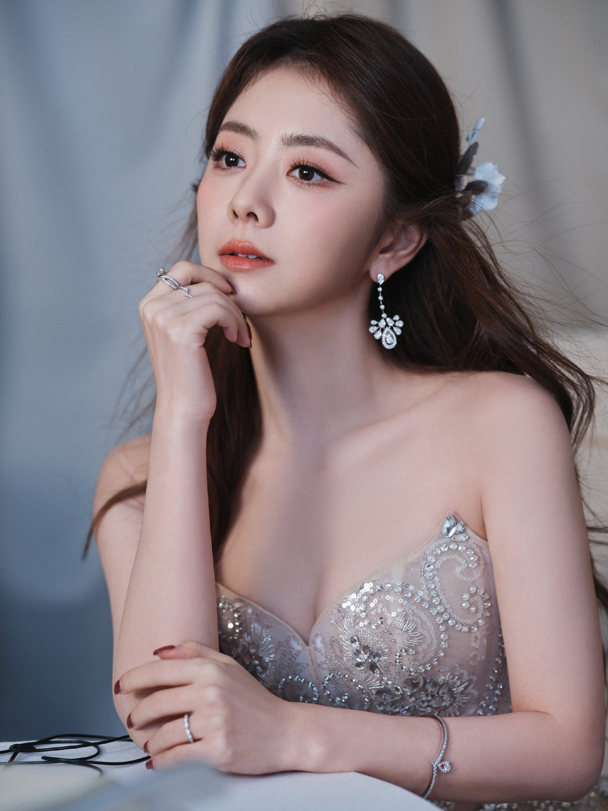 谭松韵：复古金钻风琴裙，锦韵琼花冠，轻盈曼妙。谭松韵