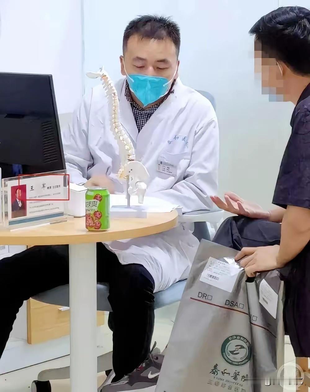 终于有人忍不了了！湖南长沙，一男生花280多挂了教授号，医生开完一堆检查就离开了