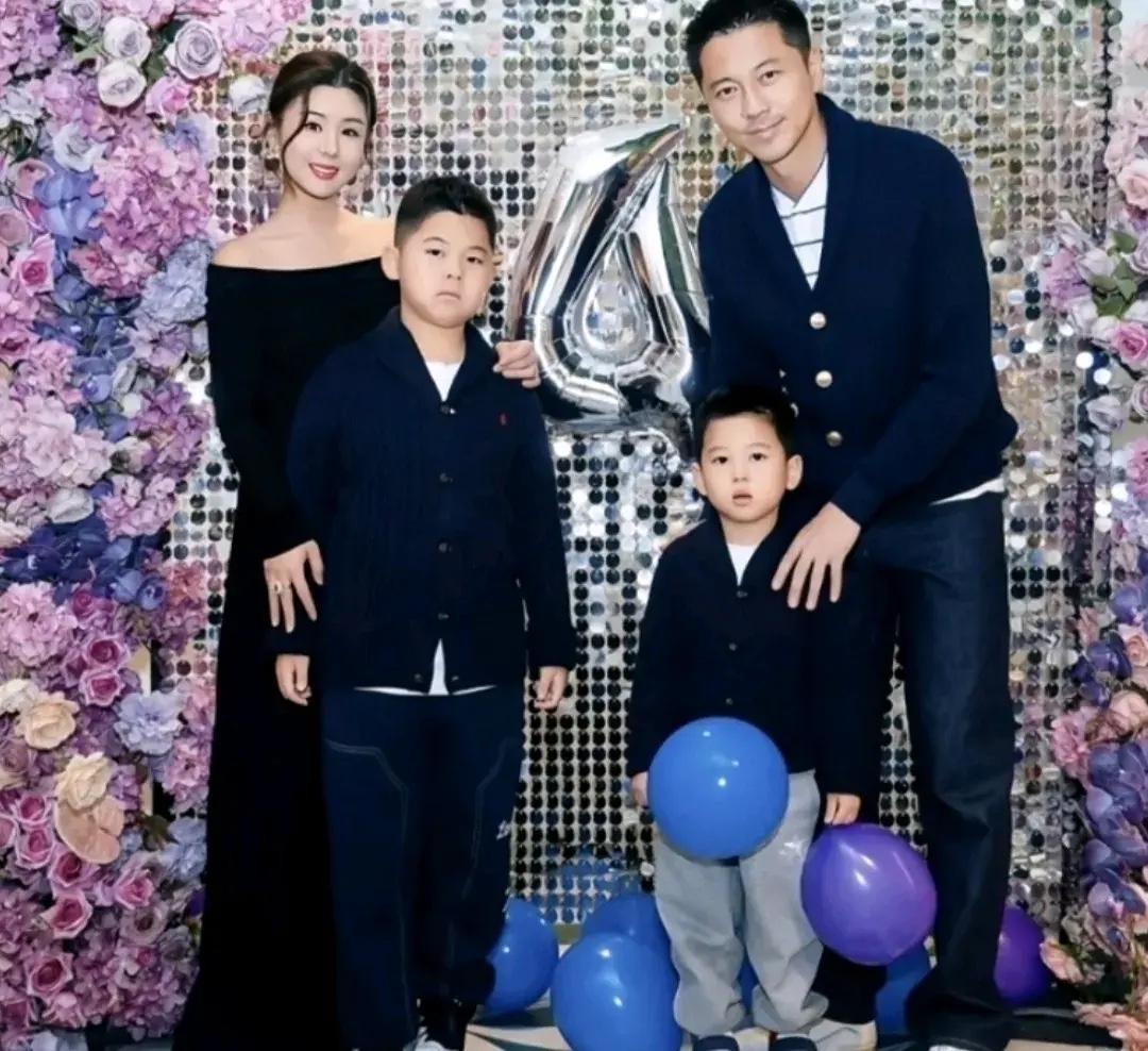 李小萌的妈妈有眼光，李小萌说是妈妈第一眼就相中了王雷。王雷的爸爸是大连当地有