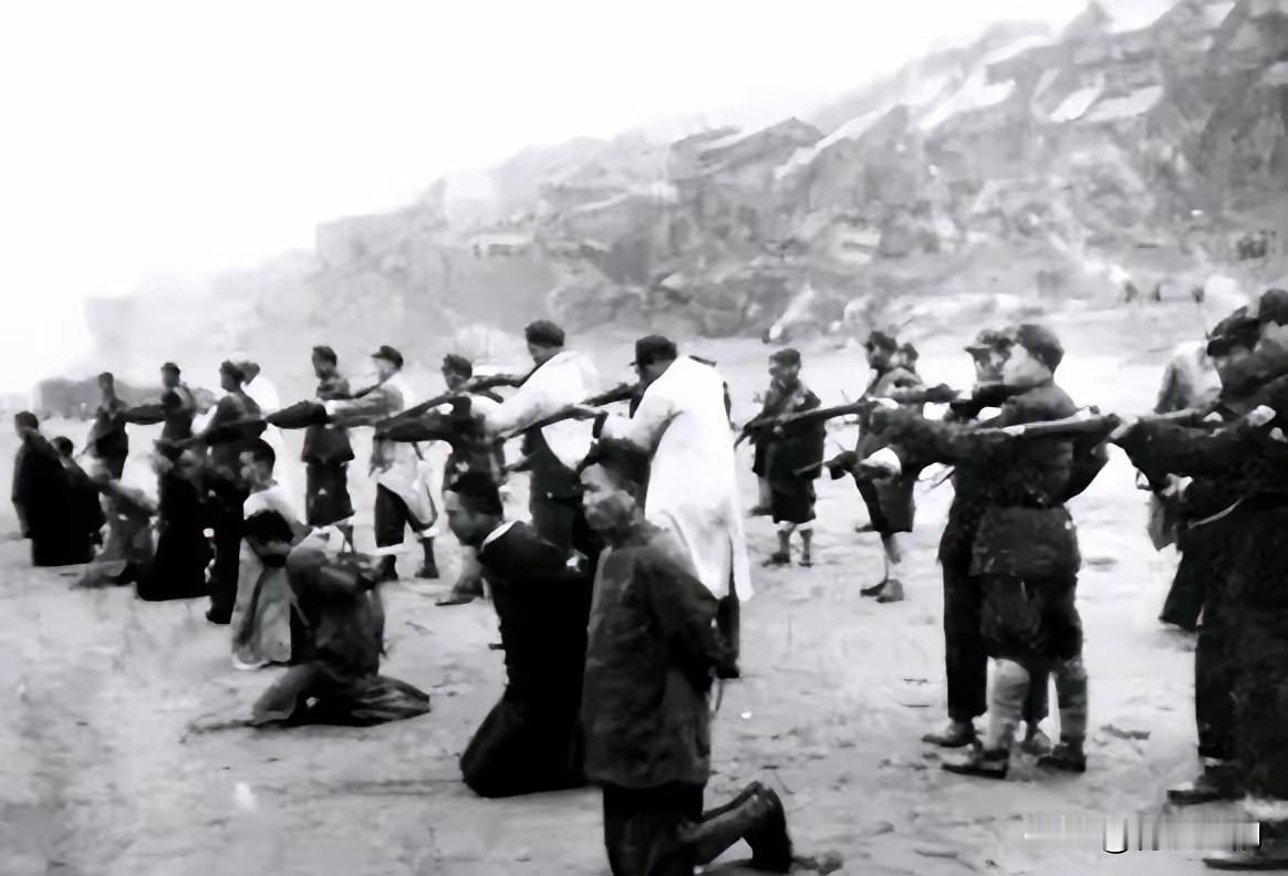 1947年8月，国民党师长李铁民下令将一百多地下党杀害，少将韩君明劝他：“老铁，