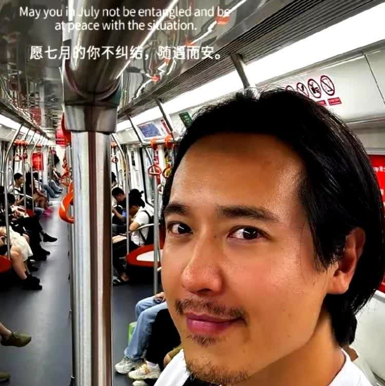 这是高云翔当初被拍到带着二婚的小女儿和妻子一起逛街的照片。两人穿着情侣装