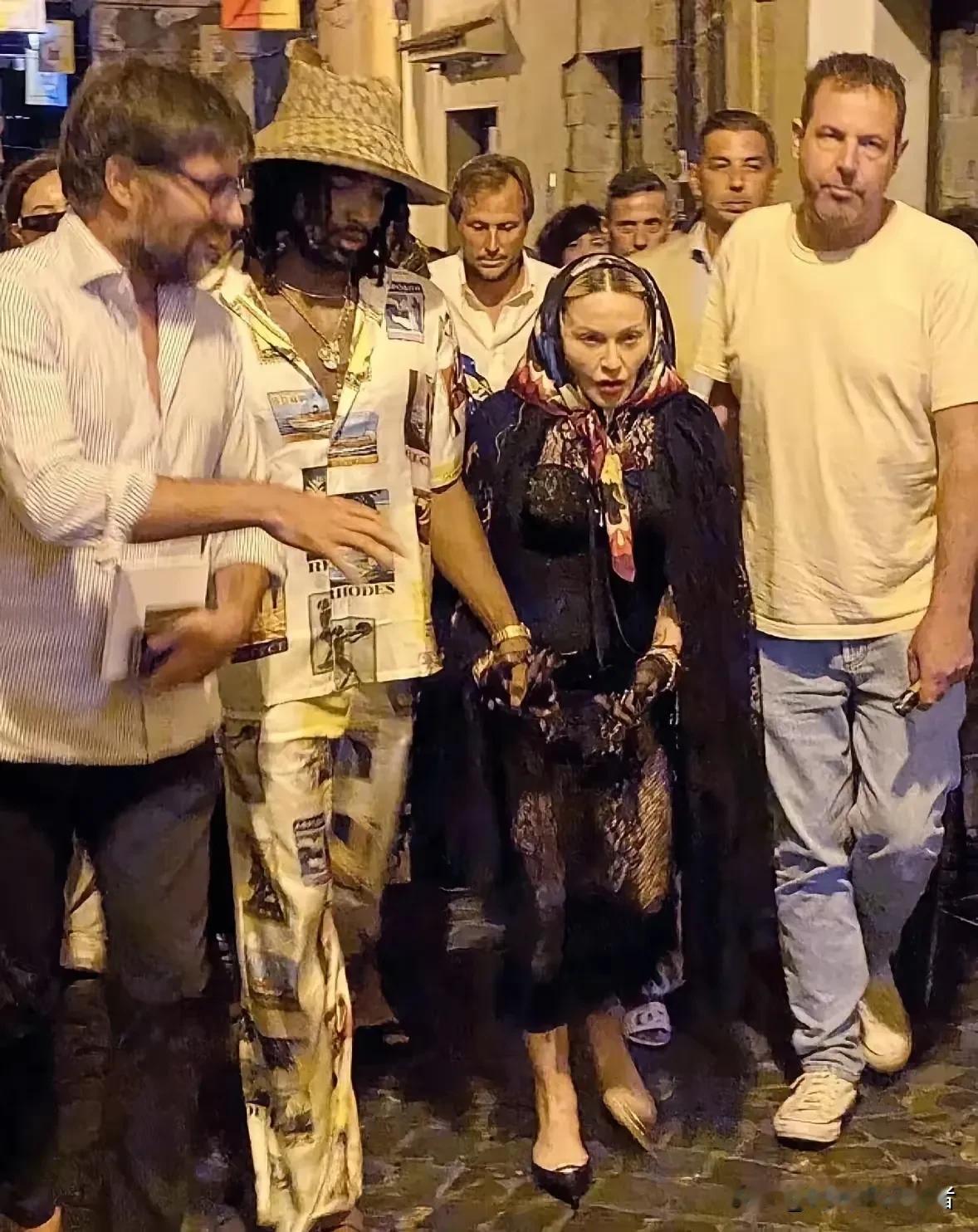 色之头上一把刀，麦当娜已经被她的放纵严重透支。66岁麦当娜和29岁的男朋友走在