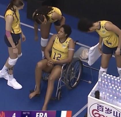 巴西女排安娜伤得可不轻啊，被教练抬着下场，然后又坐上了轮椅，离场时是被队友推着离