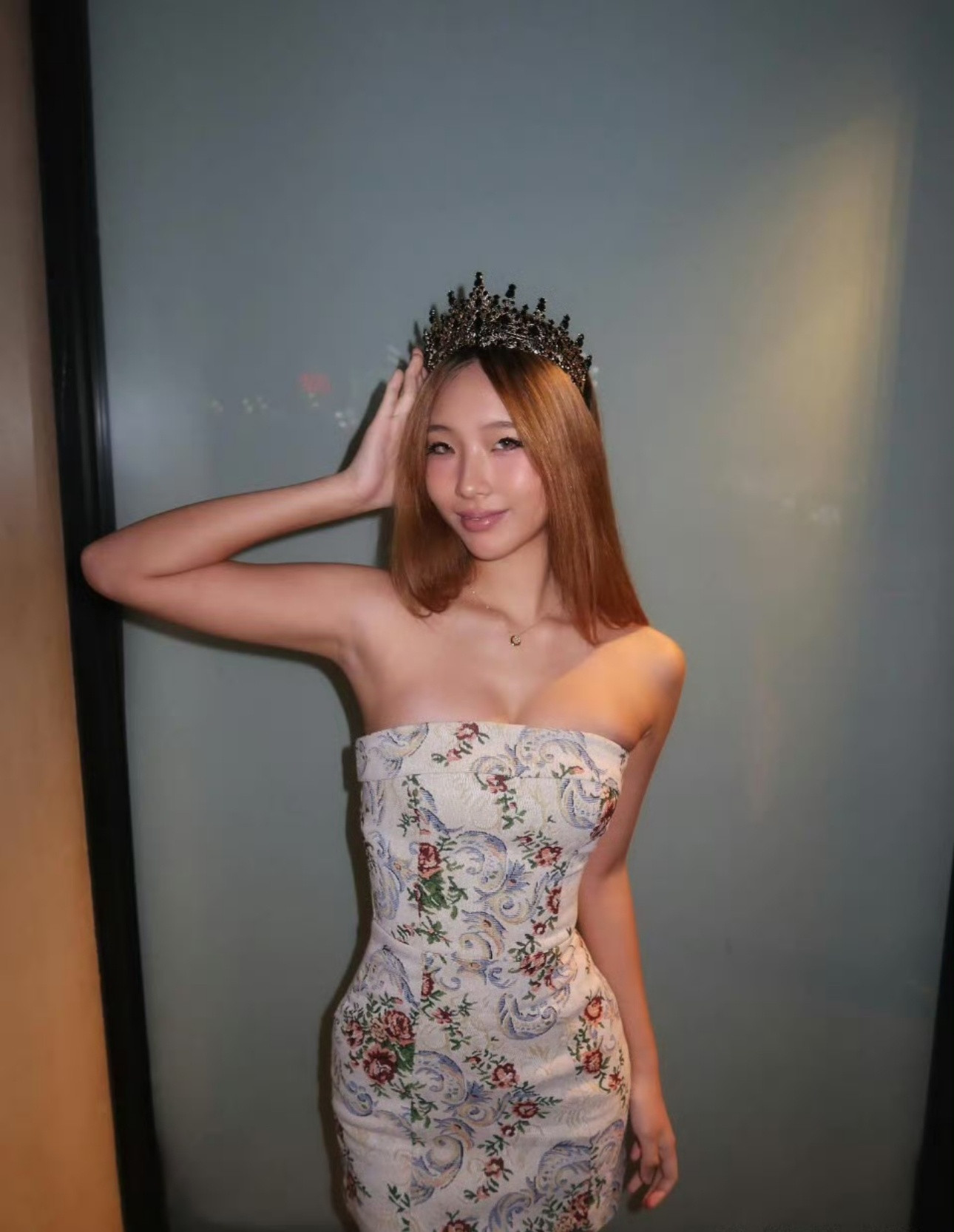 小S大女儿Elly抹胸短裙，小女儿都这么大啦，妹妹好漂亮呀！​​​