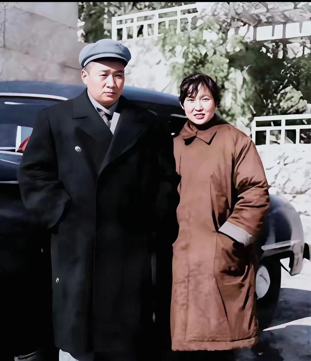这张上色老照片拍摄于上世纪50年代的大连，左侧是毛岸青，右侧是他的妹妹李敏。毛