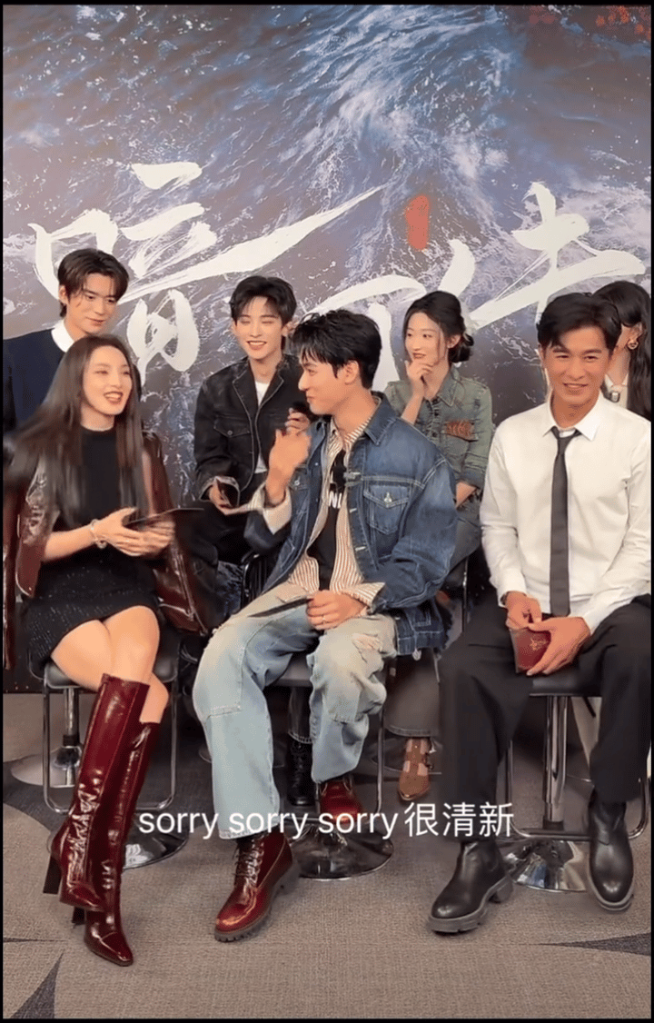 彭小苒被龚俊喷到口水的反应彭小苒被龚俊喷到口水时，高情商反应太圈好感！没纠结细