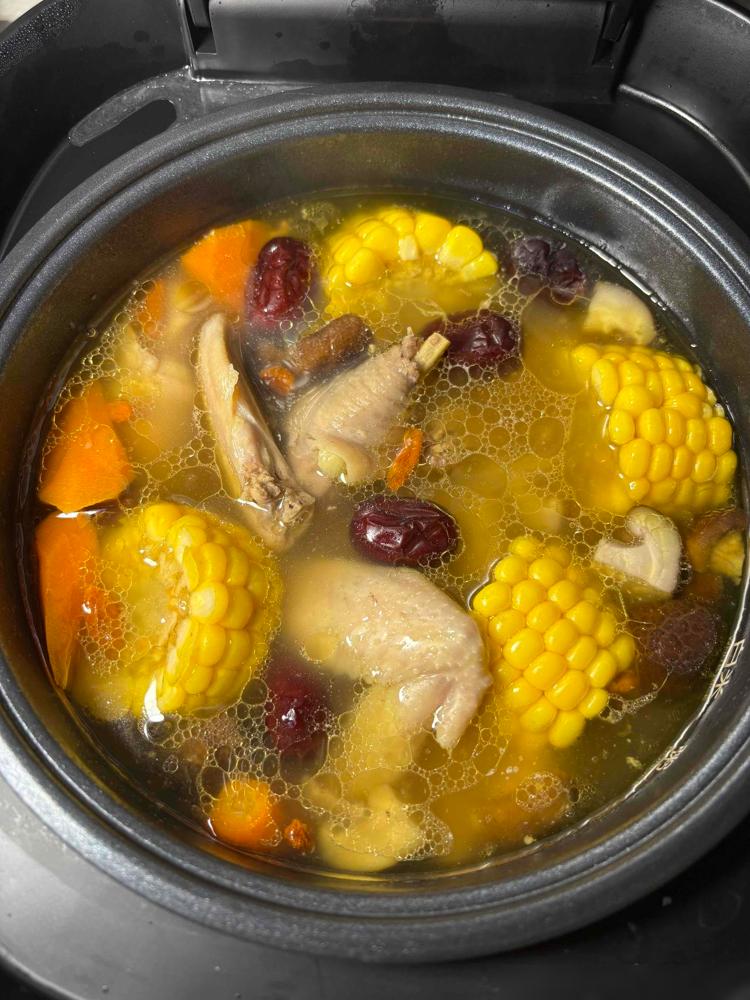 炖了十多年鸡，才知道，我以前那哪是在做菜，分明是在糟蹋食材。以前总把焯水当成