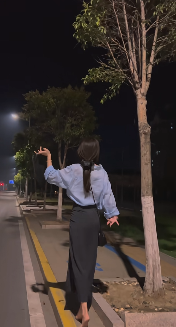 想想女朋友拍完脚丫子黢黑我就想笑[哭笑不得]