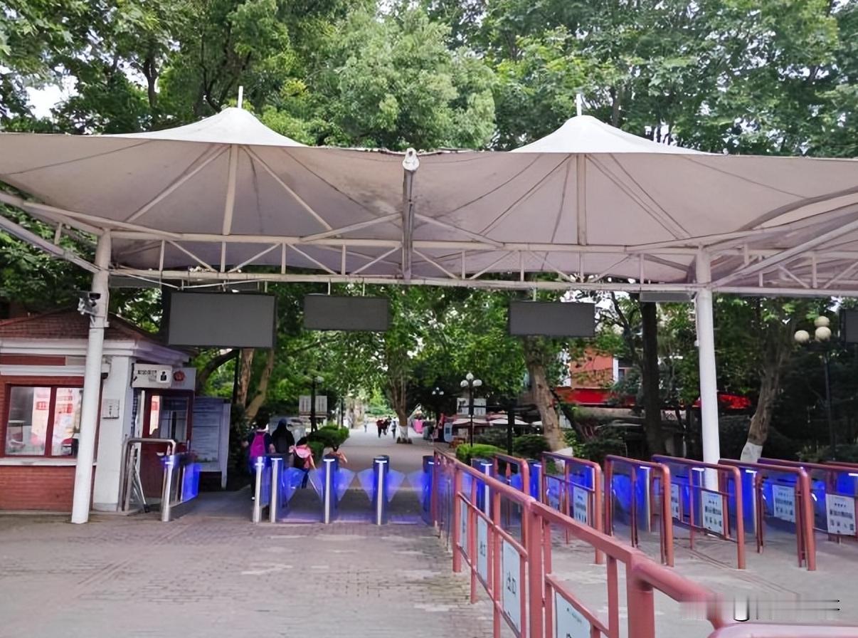 打卡长沙跑步圣地——橘子洲来到长沙，最不容错过的晨路线就是橘子洲头，既能欣赏湘