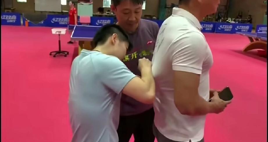 对莎莎的爱，好纯粹，好热烈呀。莎莎在训练馆，碰到粉丝，想要莎莎签名，但是没有纸