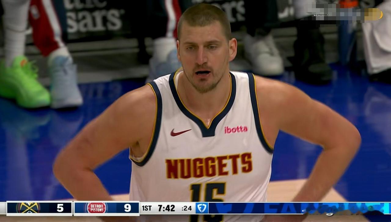 掘金巨星约基奇终于不受联盟待见了！在今天掘金客场以121：124不敌活塞的比赛中