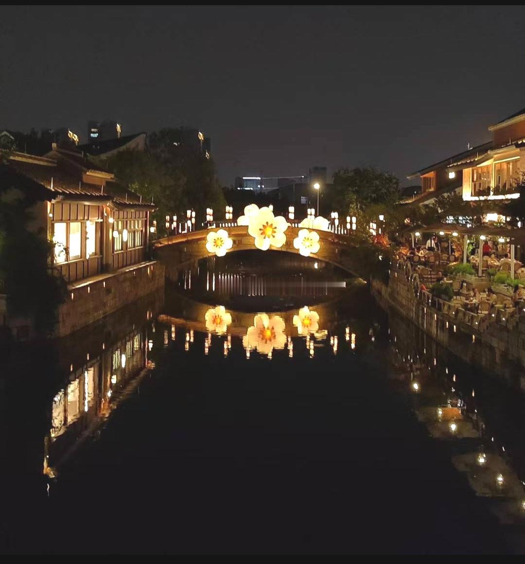 大家看脚气、脚汗怎么治疗？治脚气、脚汗有不少办法。日常护理得做好，每天用温水和