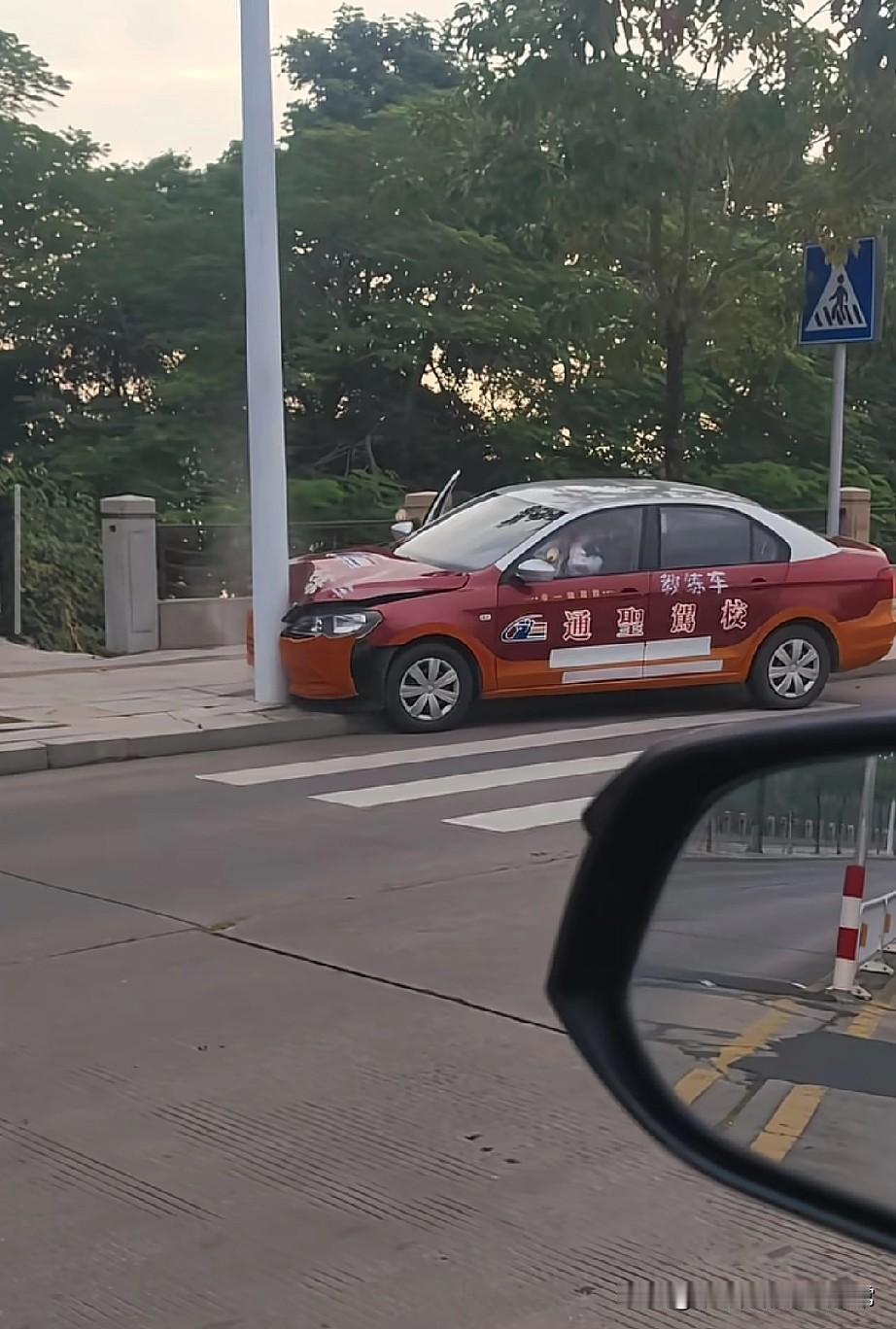 教练车怼路灯杆，教练怕不是要哭晕在厕所！这学员谁敢教？东莞街头这幕笑不活了