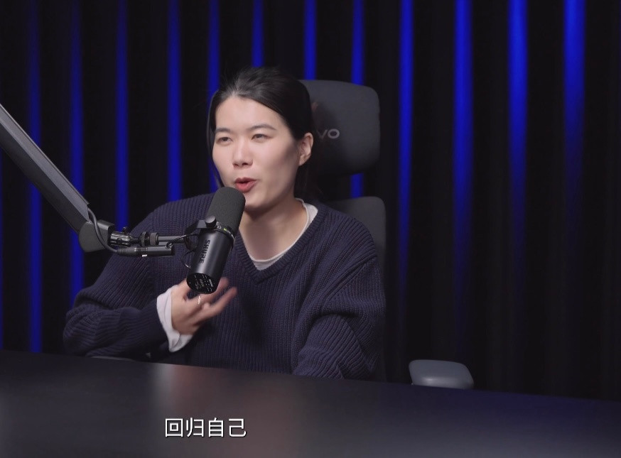 杨笠回应脱口秀段子争议，称发生争议时她会做出改变避免伤害他人。你认为她是这样做的