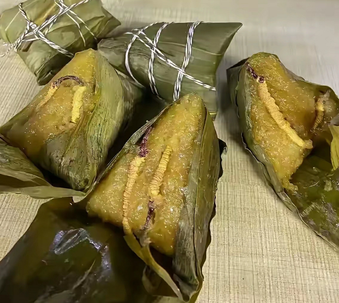 刚煮的粽子，一打开居然都长虫了！