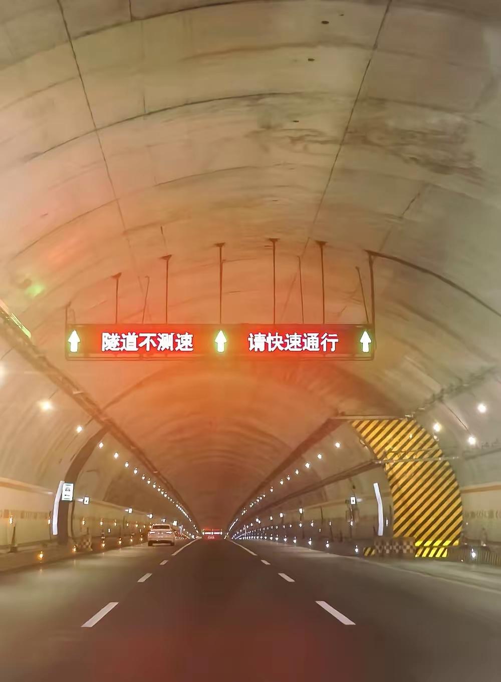江西高速隧道里亮着标语广东老司机盯着那行字方向盘上的手突然松了劲跑高速