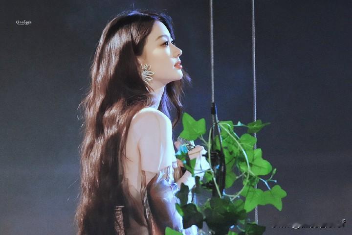 单依纯武汉演唱会观后感！看完单依纯演唱会，全场二十多首歌，两个多小时。没有嘉