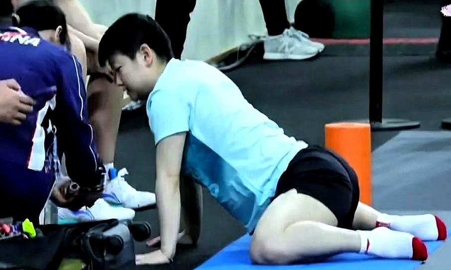 谁能想到，国乒世界第一孙颖莎赛前热身，竟然像个“小青蛙”？本来是正经训练，结果跳