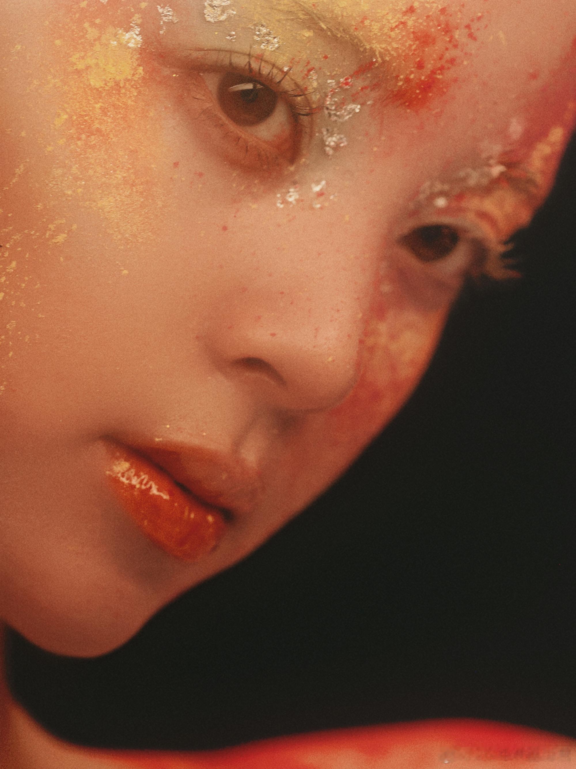 欧阳娜娜好大胆的尝试从大提琴少女到封面女郎的完美进化！颠覆甜美印象，用贴头皮发