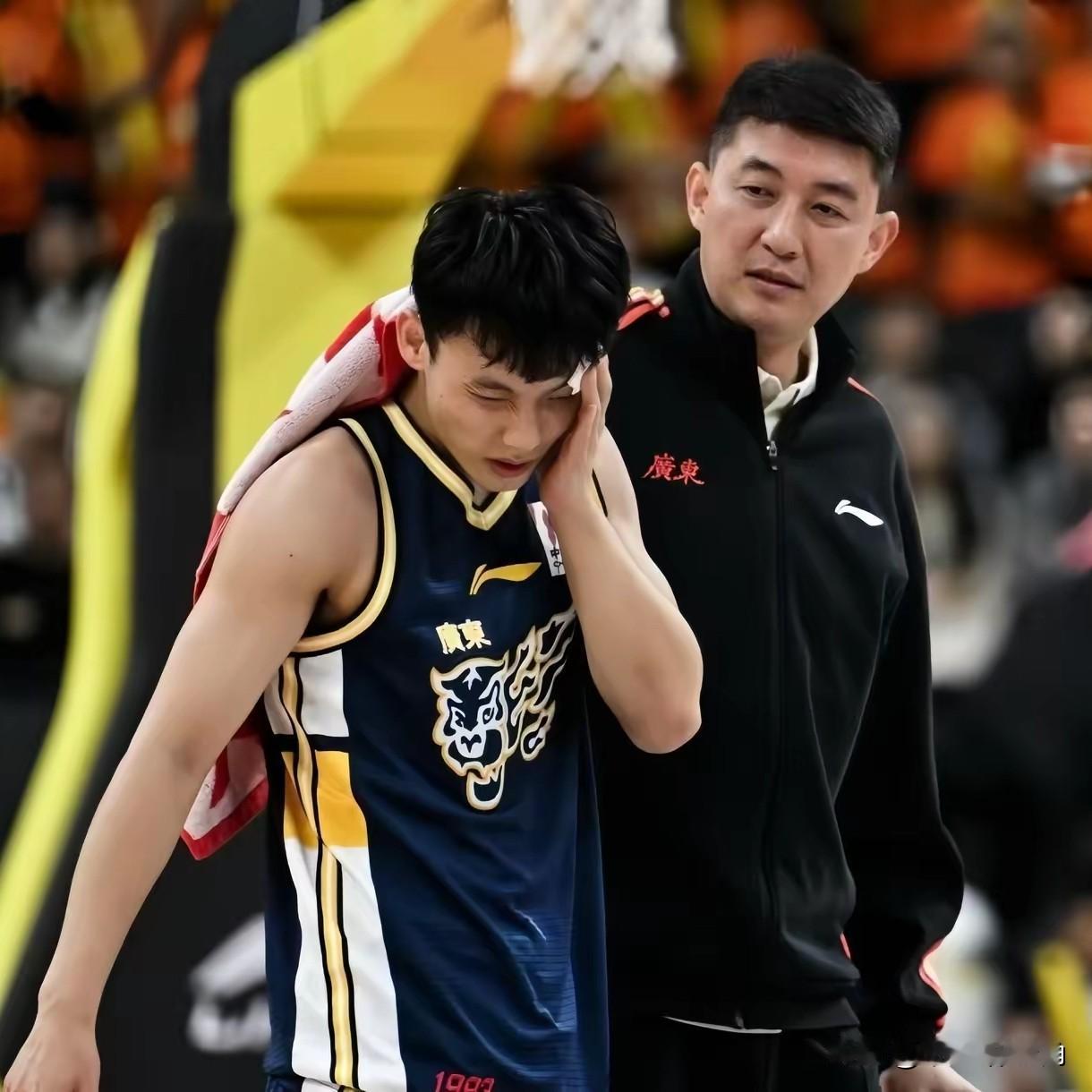 这种动作太离谱了！看着徐杰满脸是血倒在地上，我心里真是难受！对手那个劈叉动