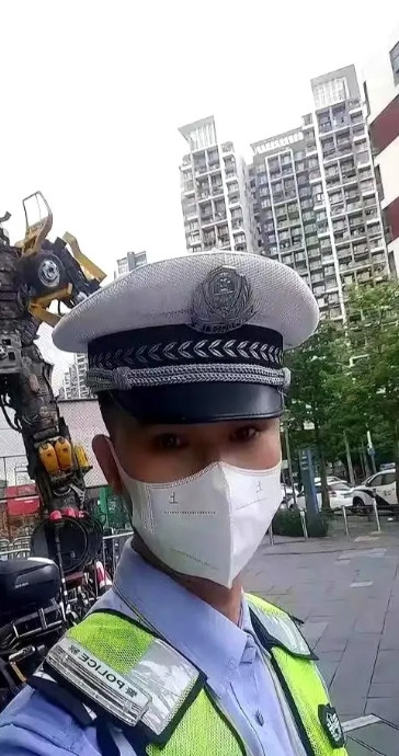 我表弟干辅警15年了，月薪才2800。我好奇问他：“现在随便进厂都能赚七八千，你