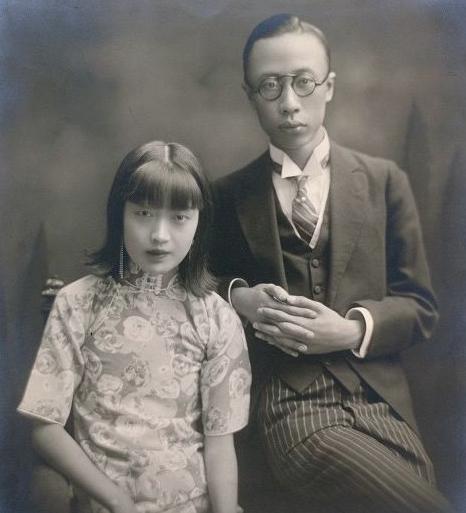 1935年，溥仪发现婉容怀孕并且将近临产。此时的他愤怒不已，下令：“给我查！我要